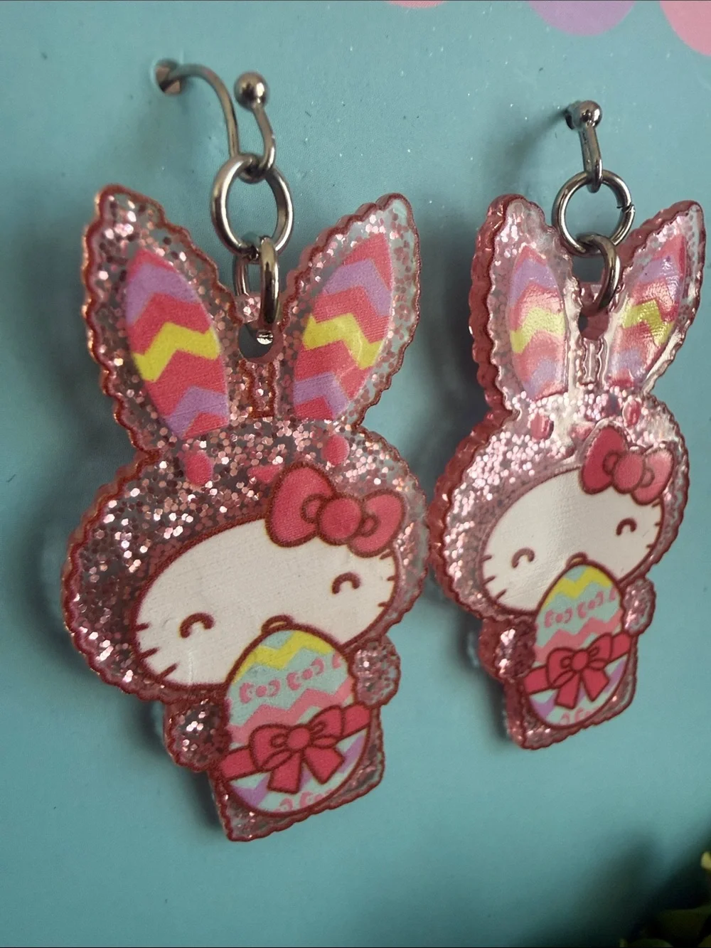 HELLO KITTY AND FRIENDS 🐰 CUTE GLITTERY EASTER BUNNY🐰 DANGLE EARRINGS 🌟NWT🌟
